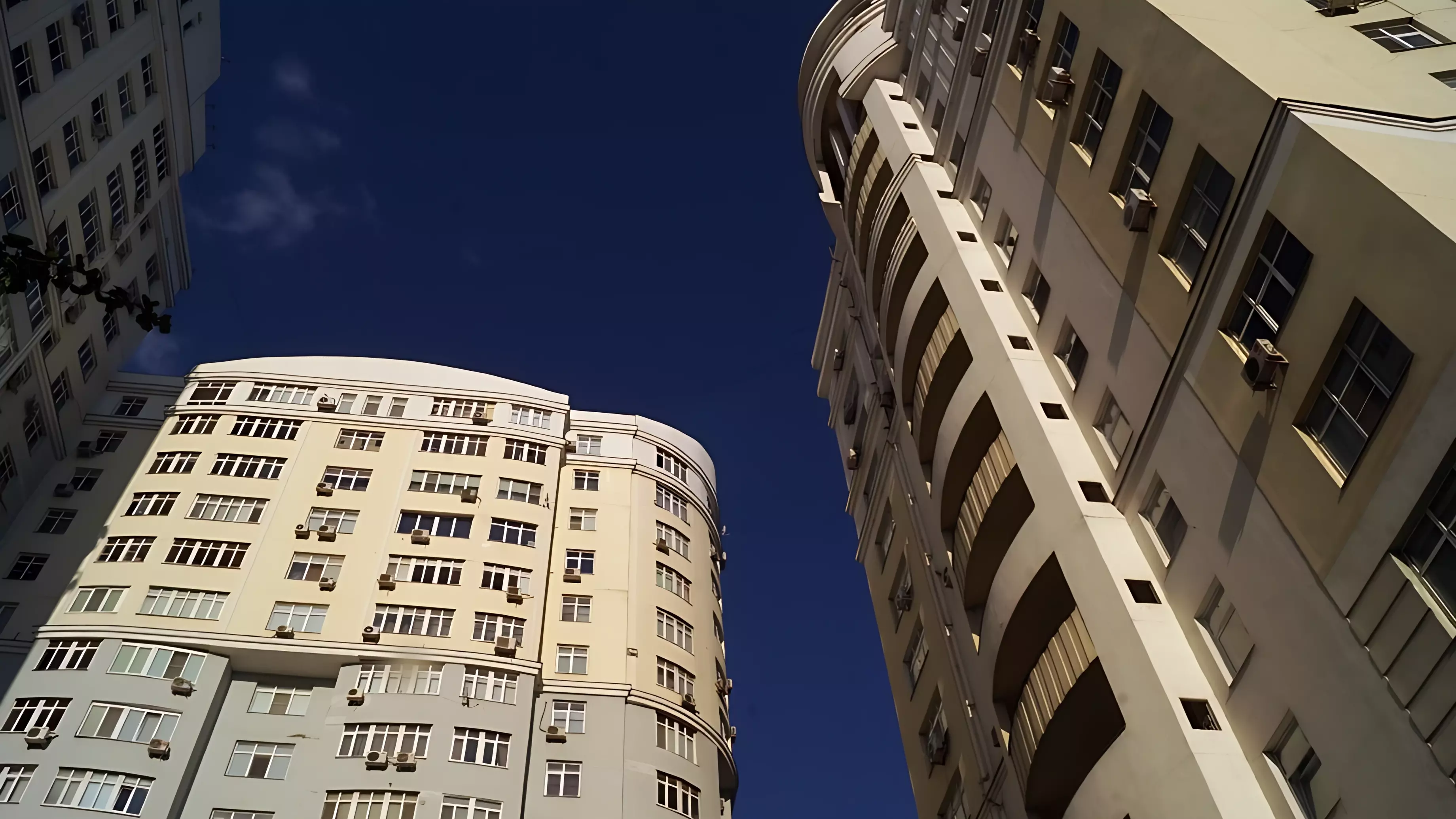 В Тюмени странный мужчина вылез из окна на 9 этаже