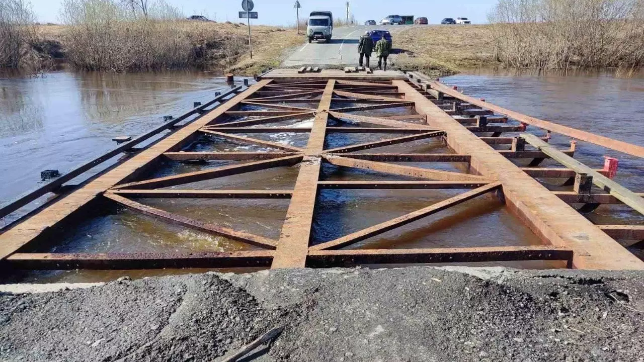 В Тюменской области восстанавливают разрушенный мост через реку Вагай