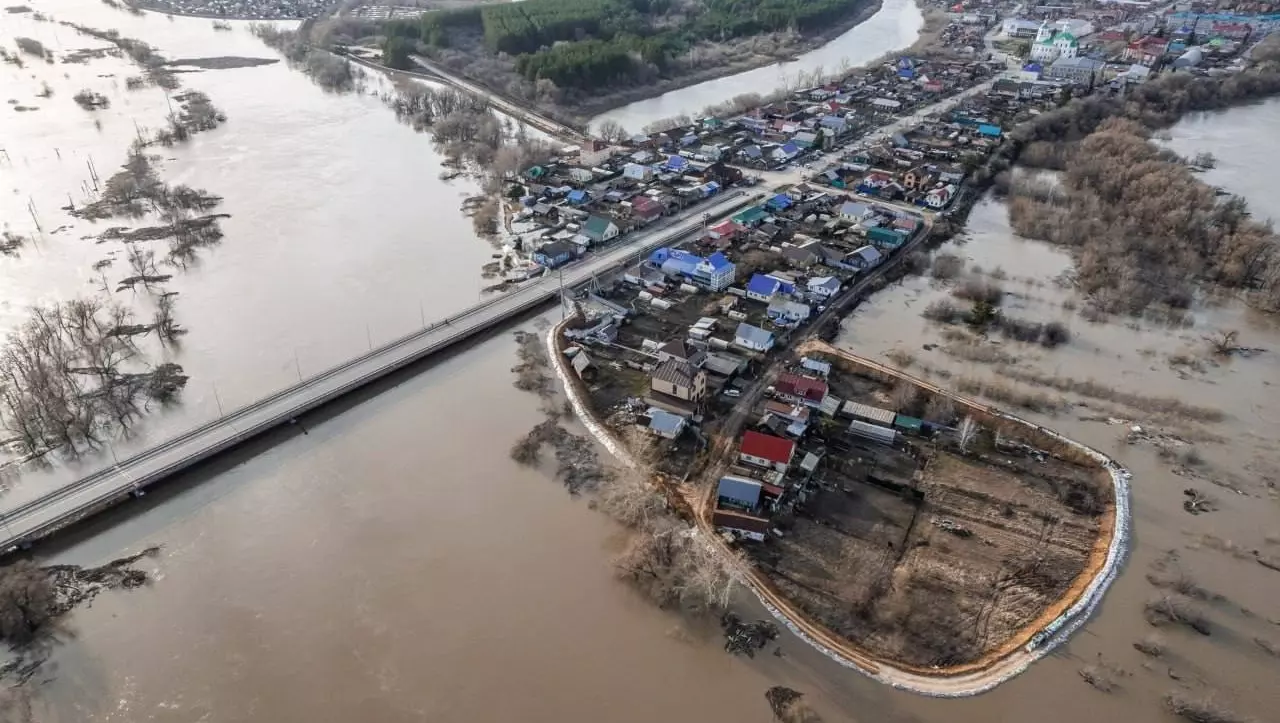 Уровень воды в реке Ишим начал снижаться, однако угроза еще не миновала.