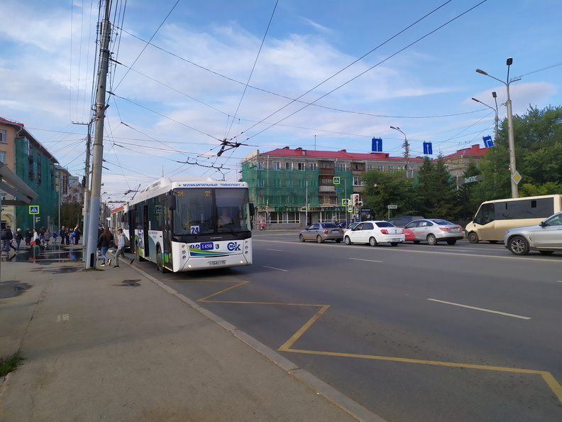 В Тюмени иномарка врезалась в пассажирский автобус