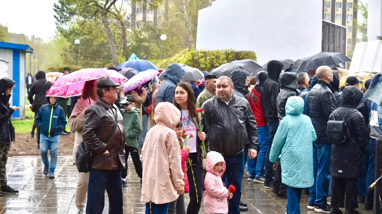 Тюменцы, несмотря на непогоду, массово отмечают 9-е мая.