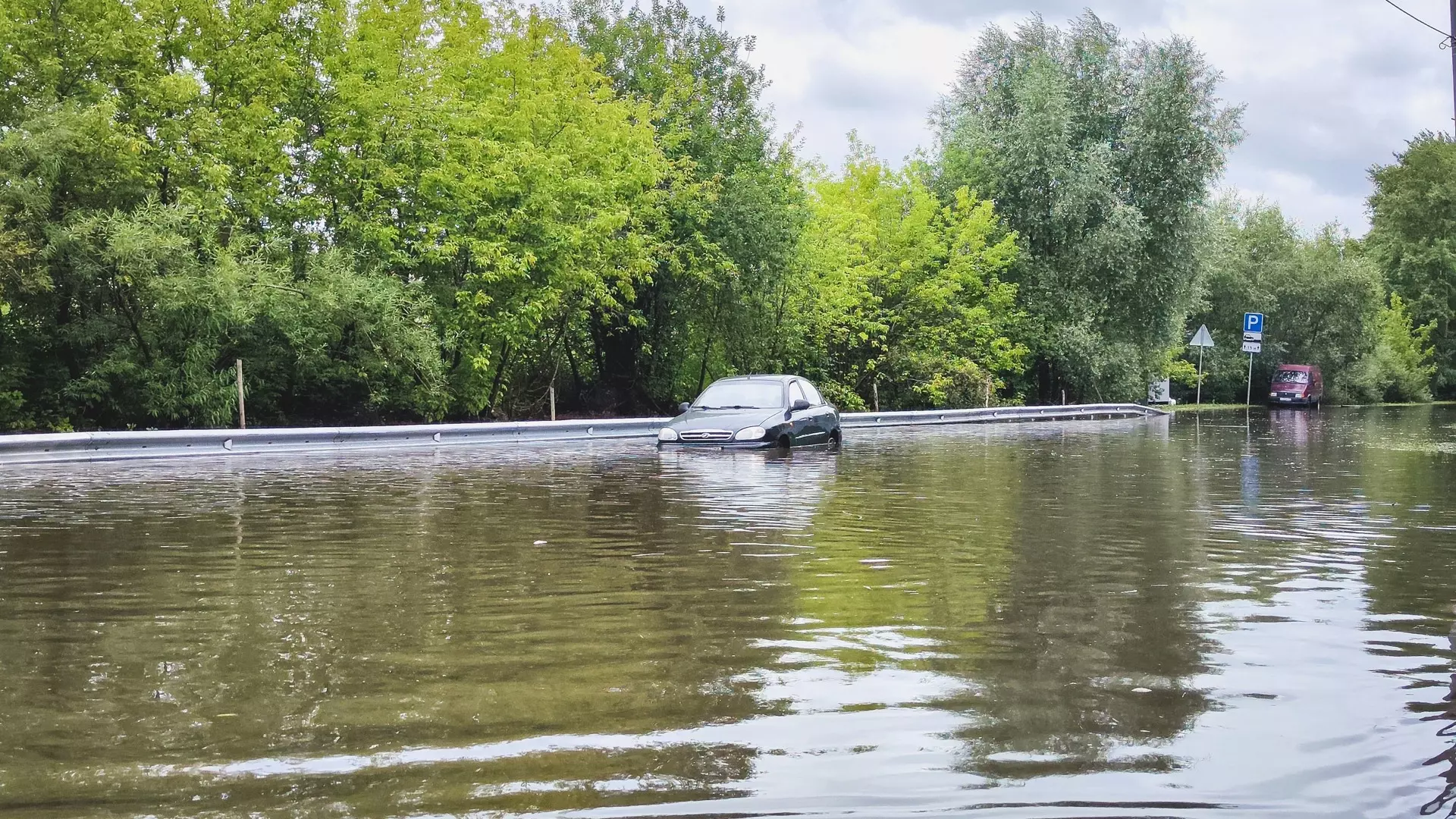 Тюменцы жалуются на затопленные дворы и парковки