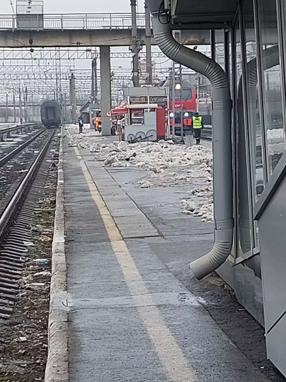 Тюмень встречает и провожает пассажиров поездов на грязном перроне
