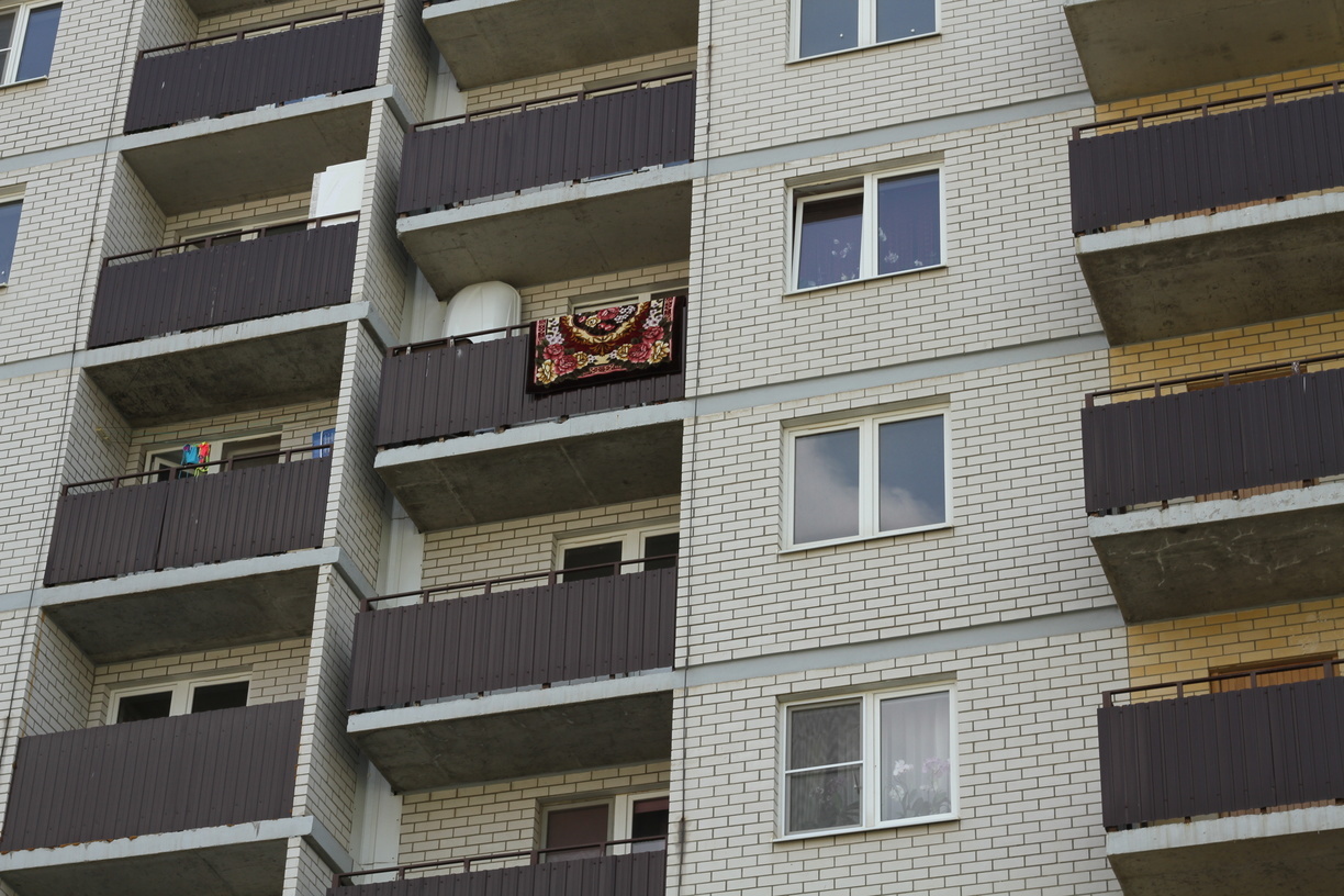В Тюмени мужчина выпал с балкона