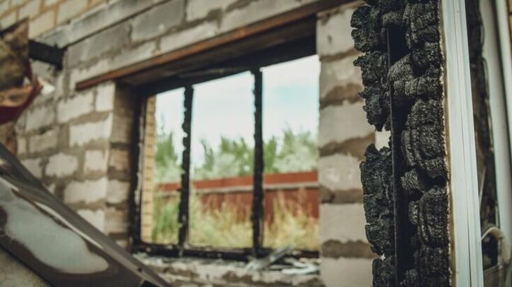 В Тобольске сгорел двухэтажный деревянный дом