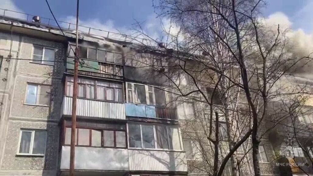 Как тушили пожар в пятиэтажке на Воровского в Тюмени. Видео