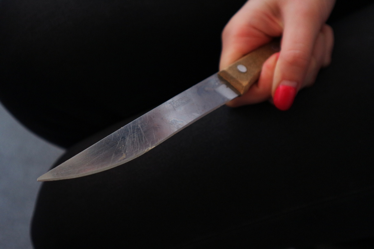 Жительница Тюменской области вонзила нож в грудь собутыльнику из-за обиды
