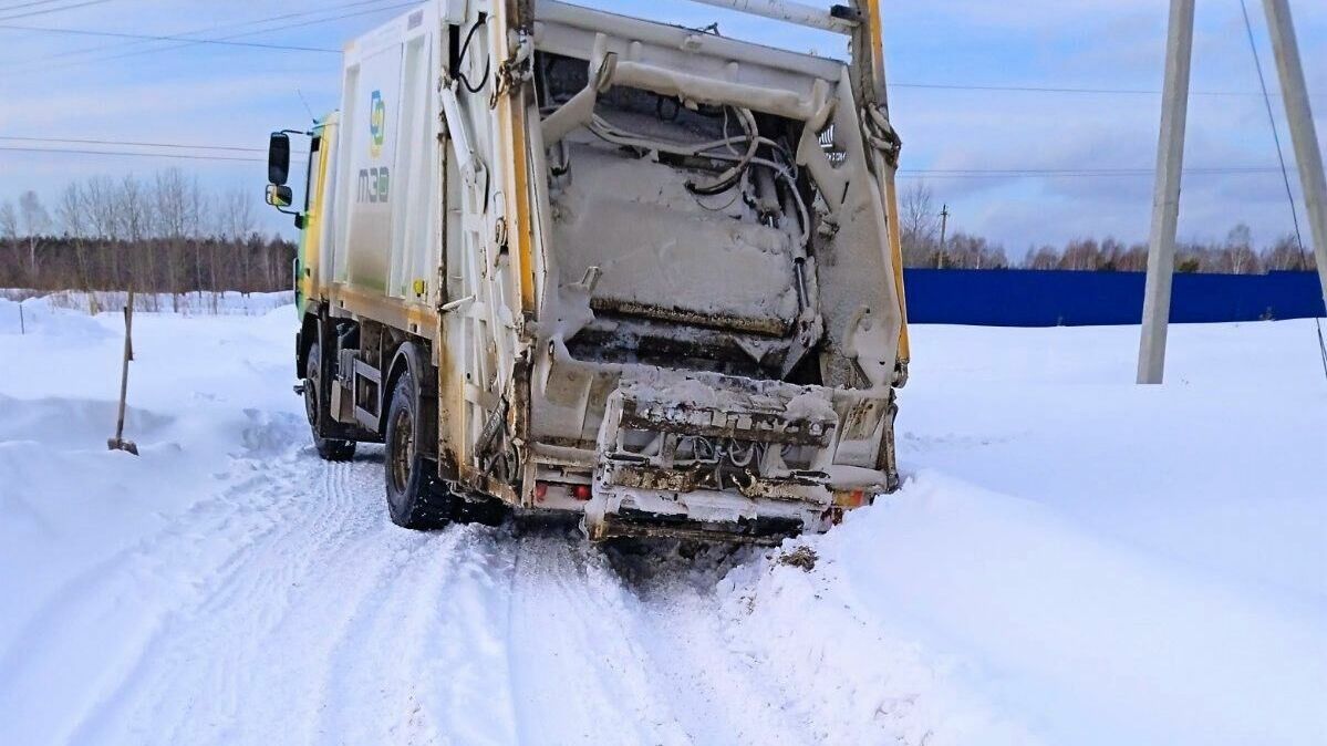Снежные завалы мешают вывозить мусор в малых населённых пунктах Тюменской области