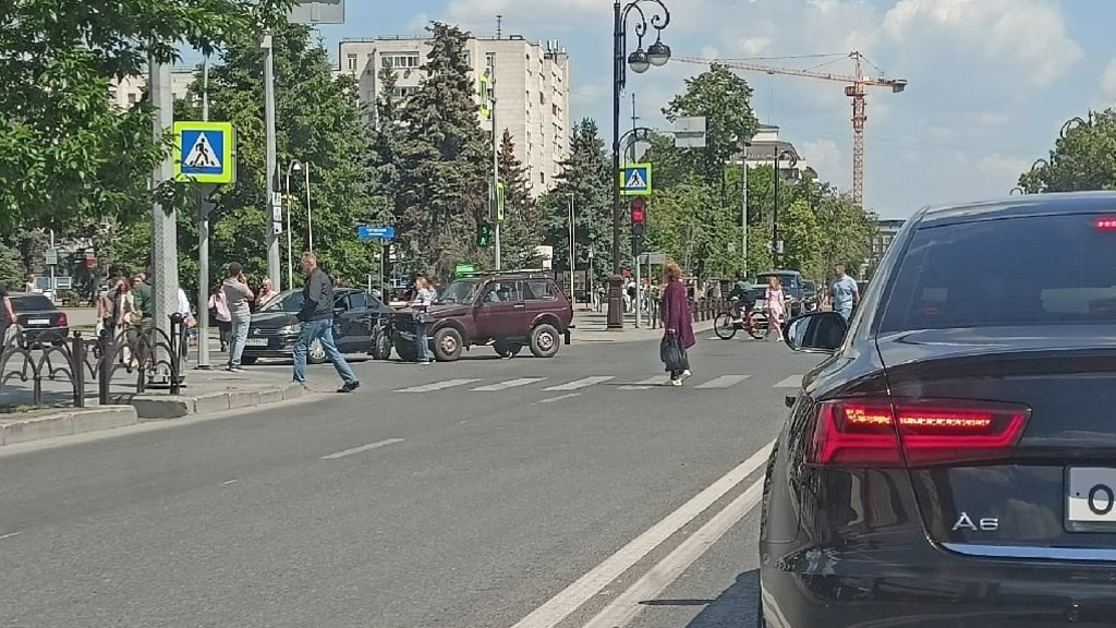 В центре Тюмени на Первомайской столкнулись «Фольксваген» и «Нива». Фото