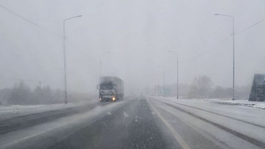Из-за снегопада Госавтоинспекция усилила дежурства на дорогах Тюменской области