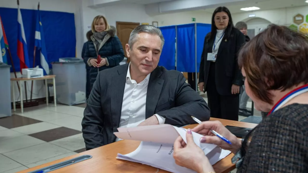 Губернатор Тюменской области Моор проголосовал на выборах президента РФ