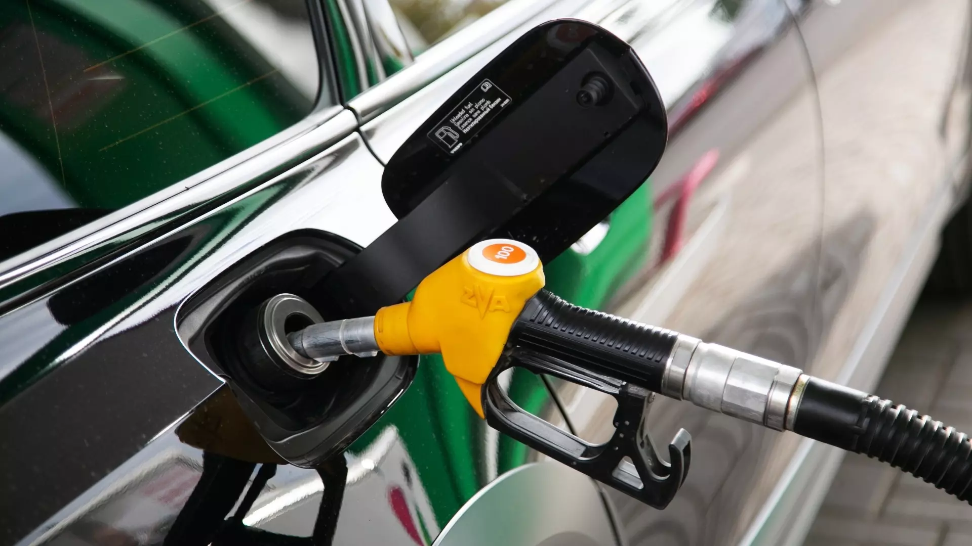 Цена на топливо на тюменских заправках изменилась почти на восемь рублей