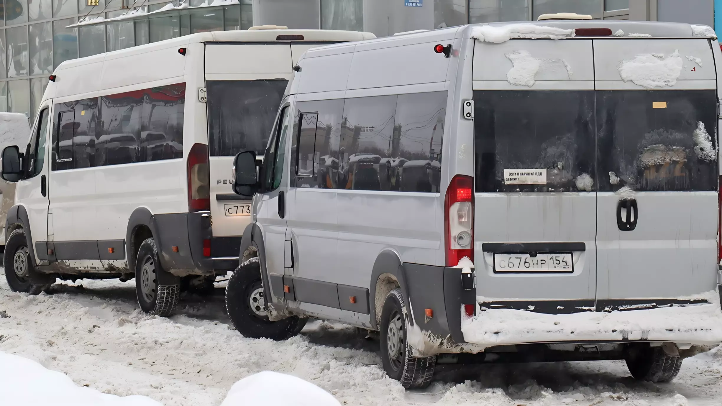 В тюменском селе автобус застрял в снегу
