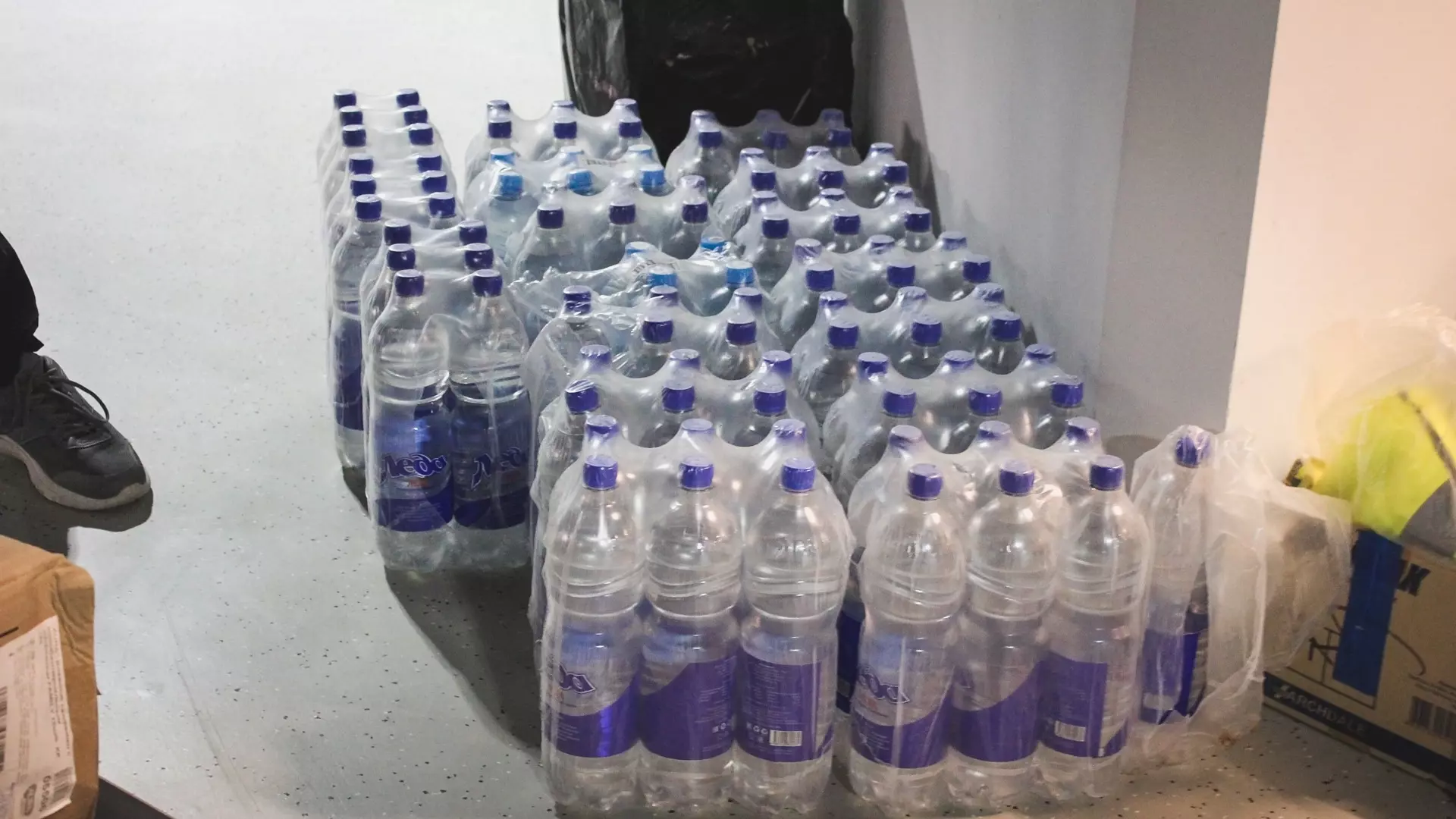 Жителям пострадавшей деревни в Тюменской области доставили еду и воду