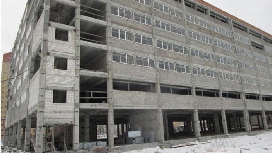 В Тюмени на объездной продали недостроенный торговый центр и парковку за 68 млн руб