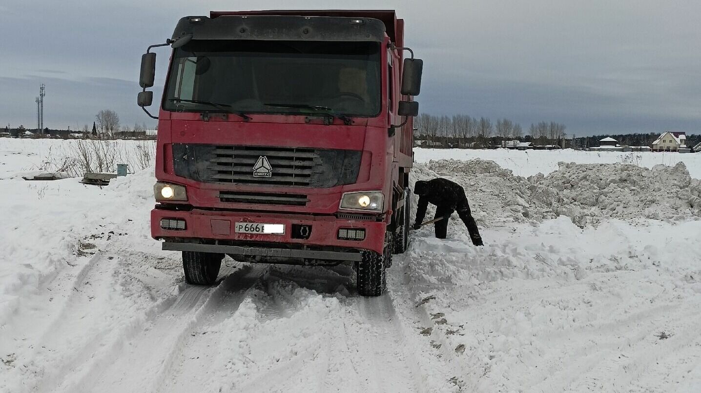 Возле Ново-Патрушева в Тюмени самосвалы сгружают снег