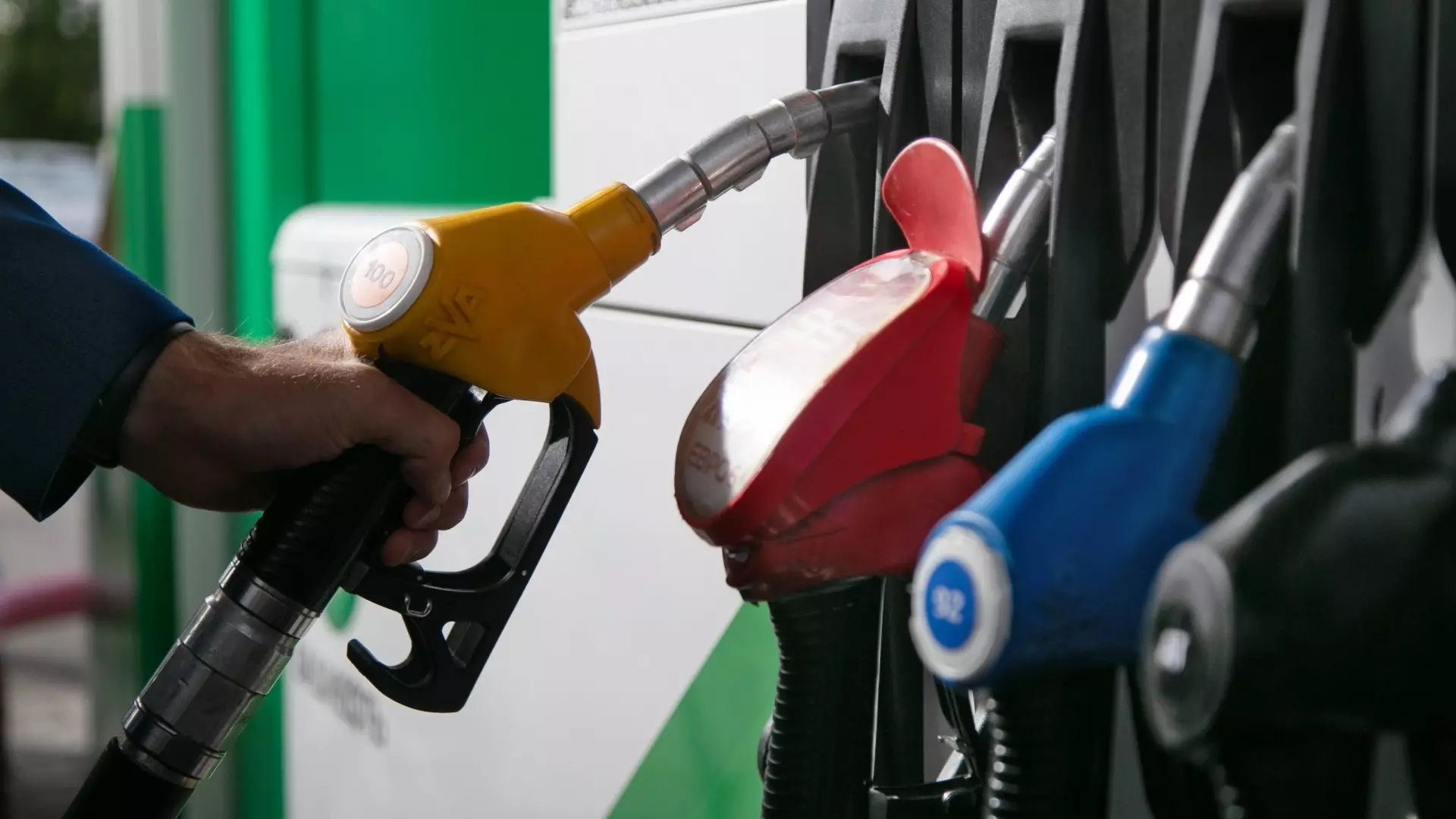 На тюменских заправках стабилизировались цены на бензин
