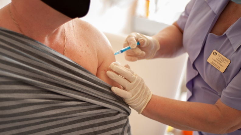Вакцинация от коронавируса включена в прививочный календарь Минздрава России
