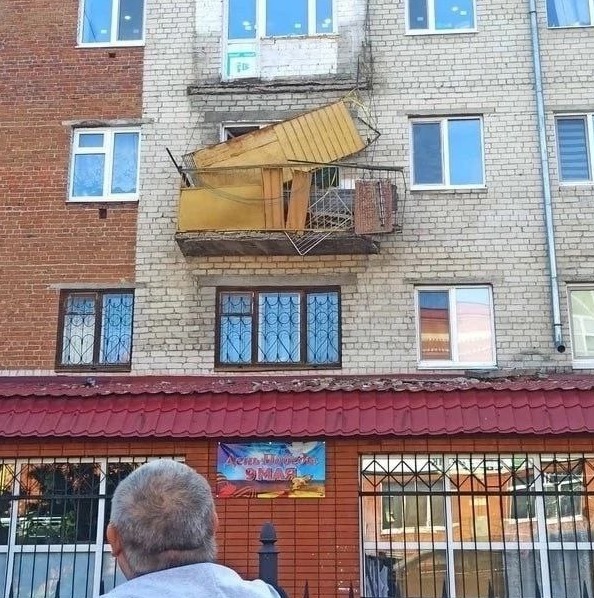 В Ялуторовске обрушился балкон