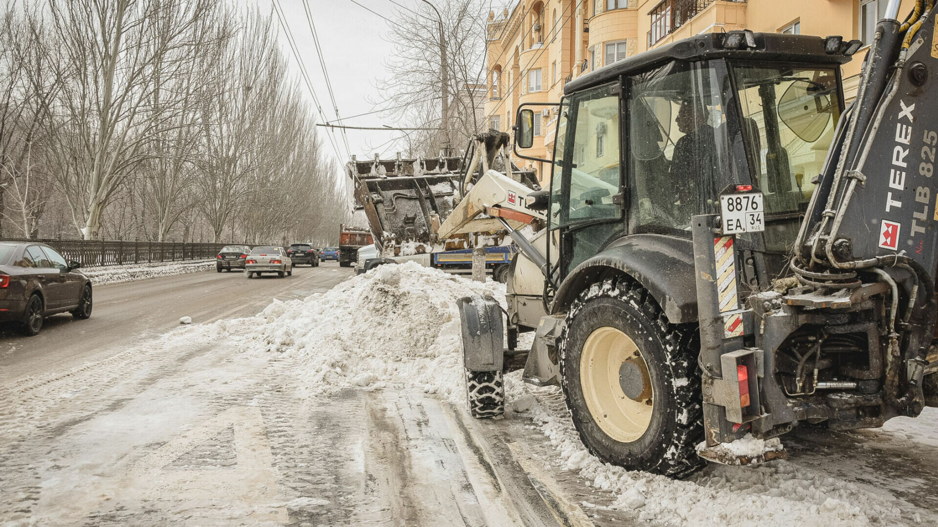 Жители Тюмени жалуются в соцсетях на плохую уборку снега в городе