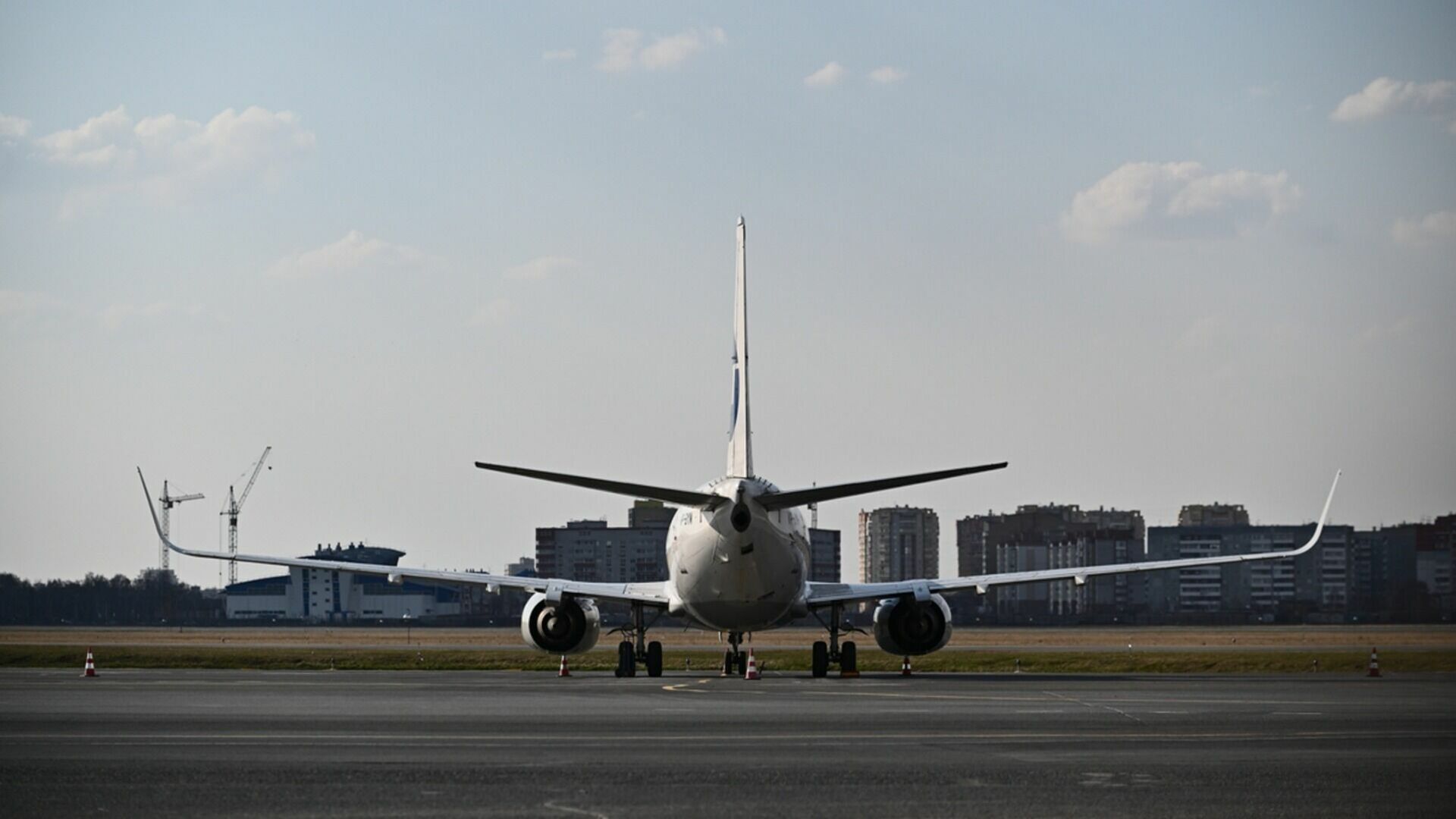Самолет, вылетевший из Тюмени в Красноярск, пришлось брать на буксир