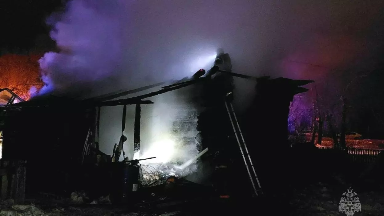 В поселке под Тюменью во время пожара в жилом доме погиб человек