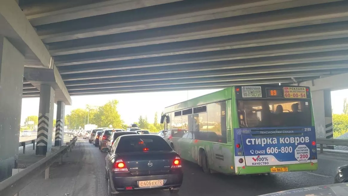 Крупные пробки блокируют движение по Объездной дороге и улице Мельникайте в Тюмени