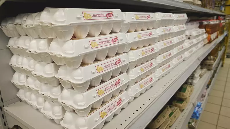 Жители Тюмени начали покупать яйца за 122 рубля