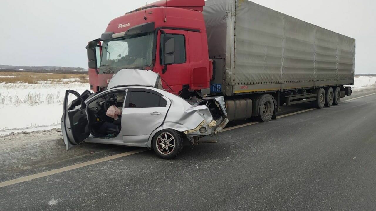 Водитель Chevrolet Aveo погиб в ДТП с большегрузом на трассе Тюмень — Омск