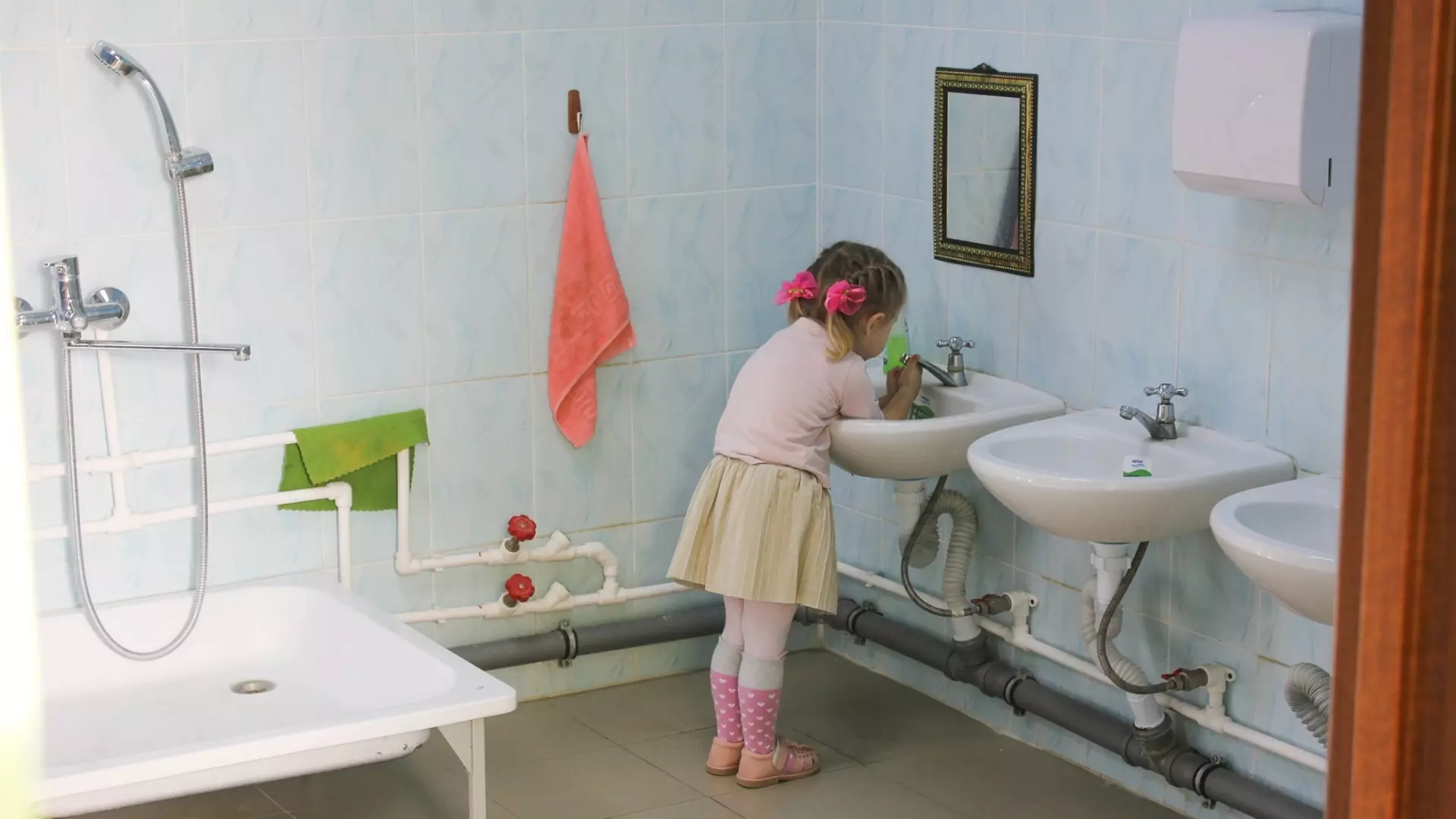В Тюмени детсадовцев отправили мыть унитазы за непослушание
