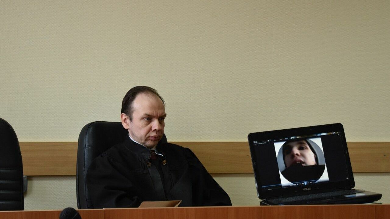 Константин Везденев показывает видеоролик, из-за которого Кирилла Мартюшева обвинят в экстремизме. 