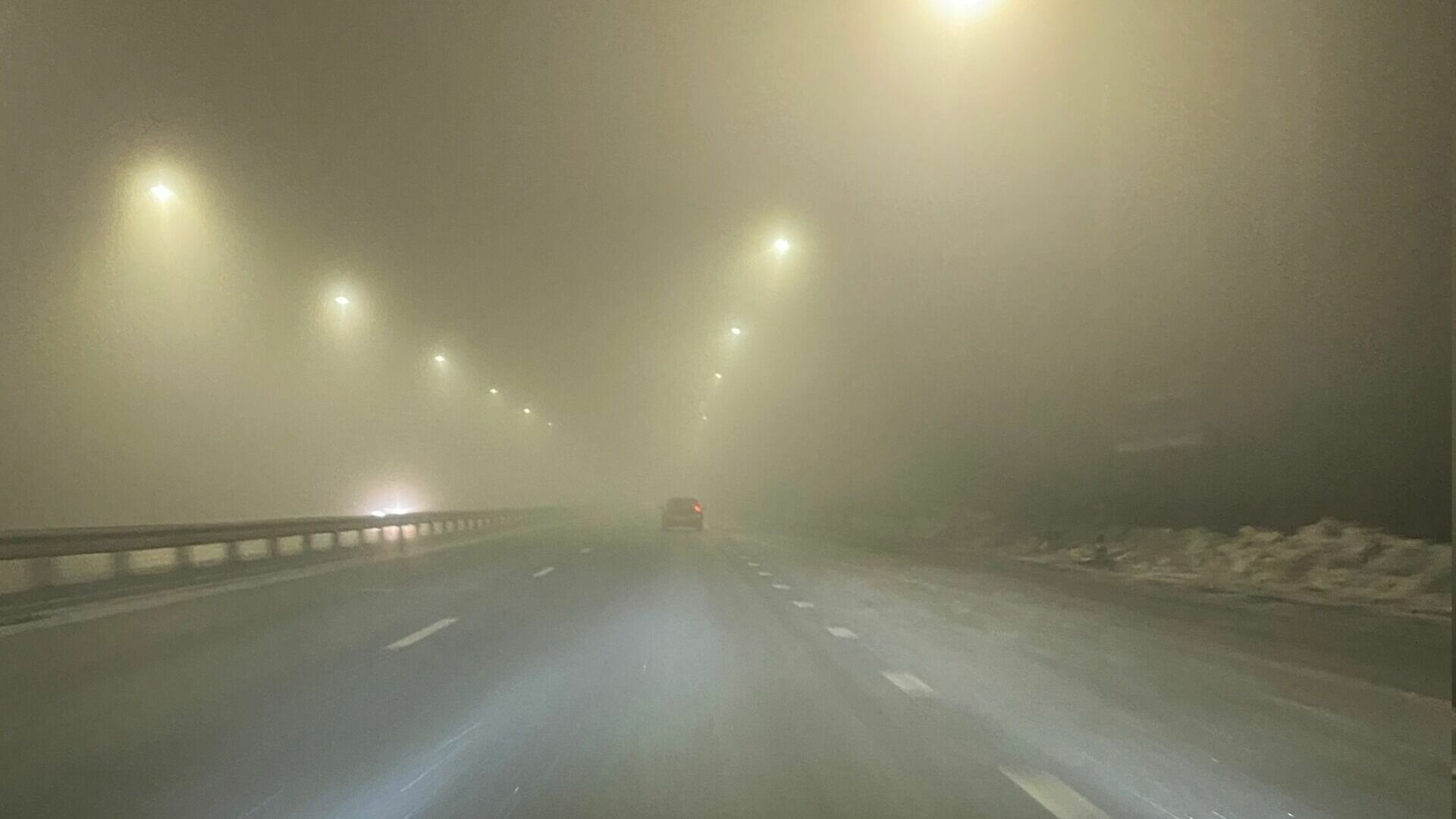 Из-за тумана в Тюмени водители снижают скорость
