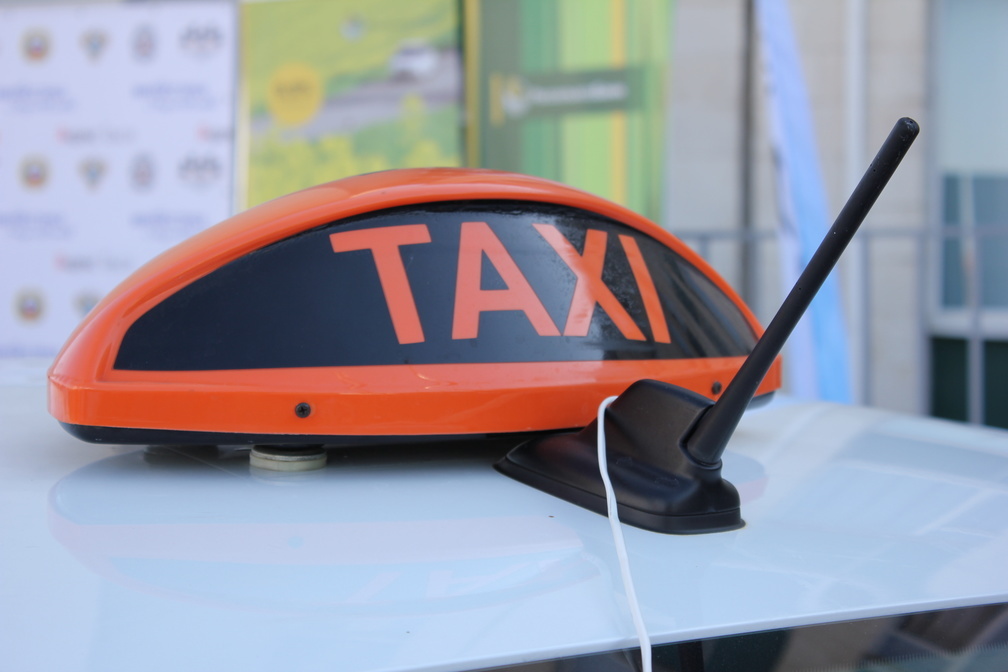 В Тюмени из-за гололёда такси опрокинулся в кювет