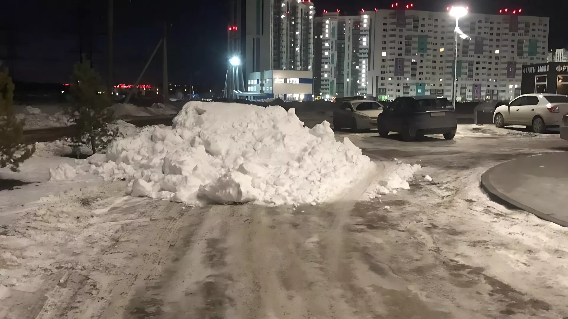 Тюменка пожаловалась на свалку снега возле ЖК