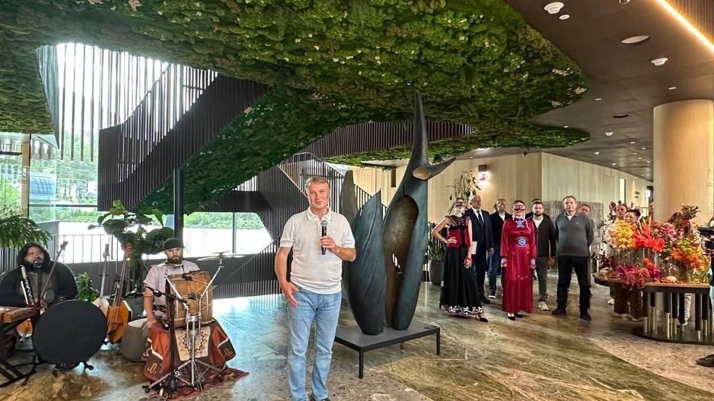 На курорте Сбера на Алтае презентовали коллекцию известного скульптора Намдакова