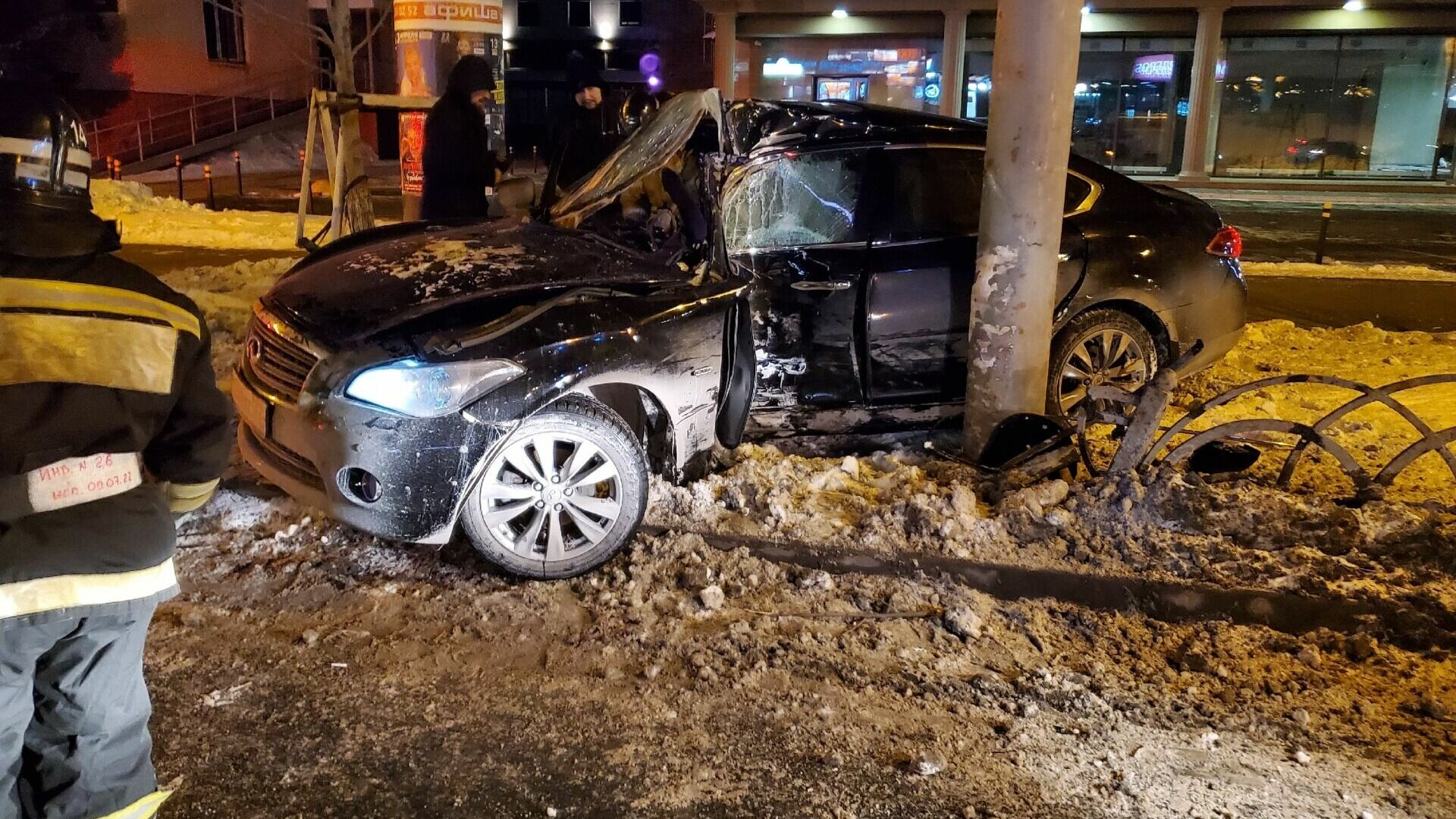В центре Тюмени при столкновении двух легковых авто Infiniti отбросило в столб