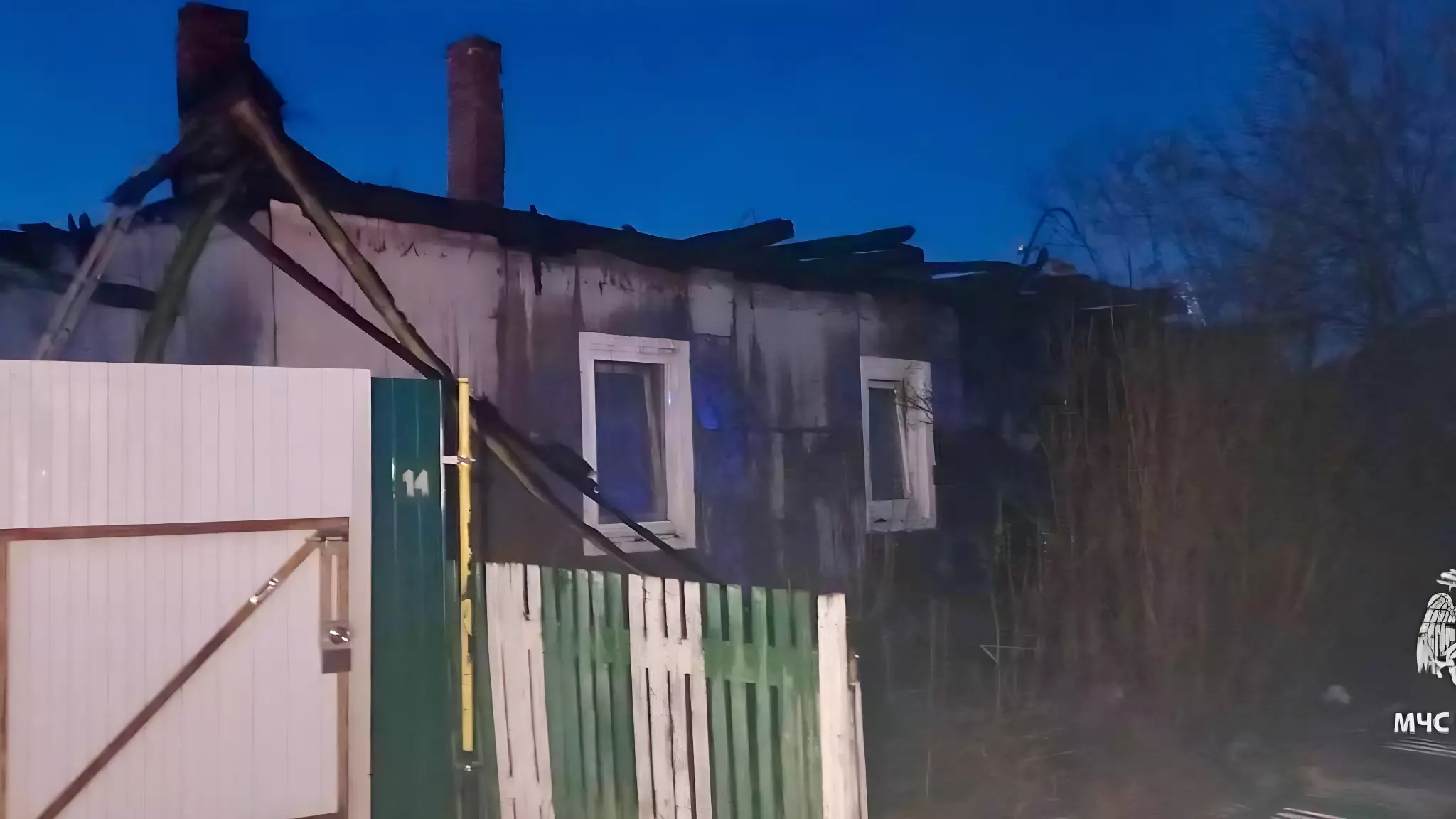При пожаре в деревянном доме в Тюменской области погиб человек