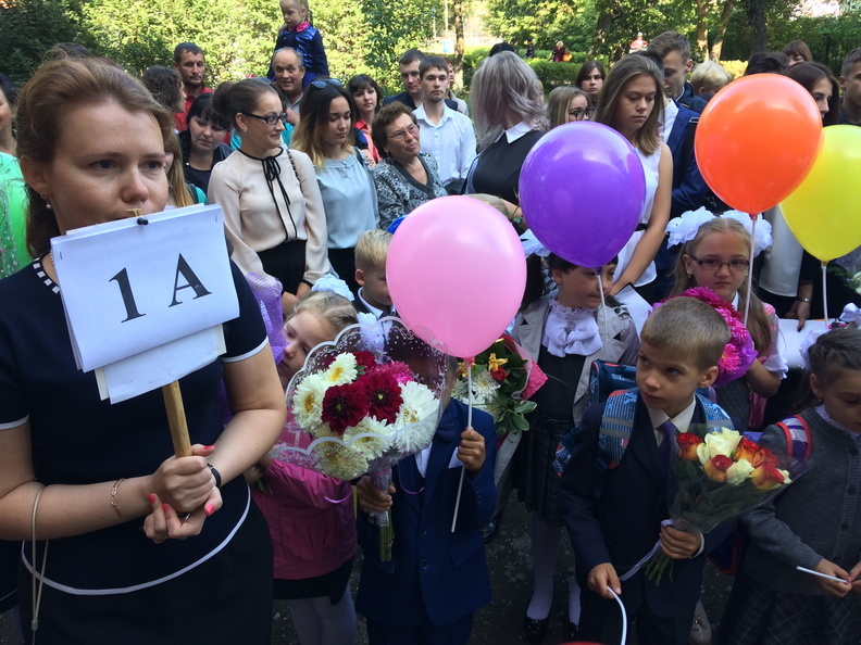 Александр Ремезков поздравил тюменских школьников с началом учебного года.