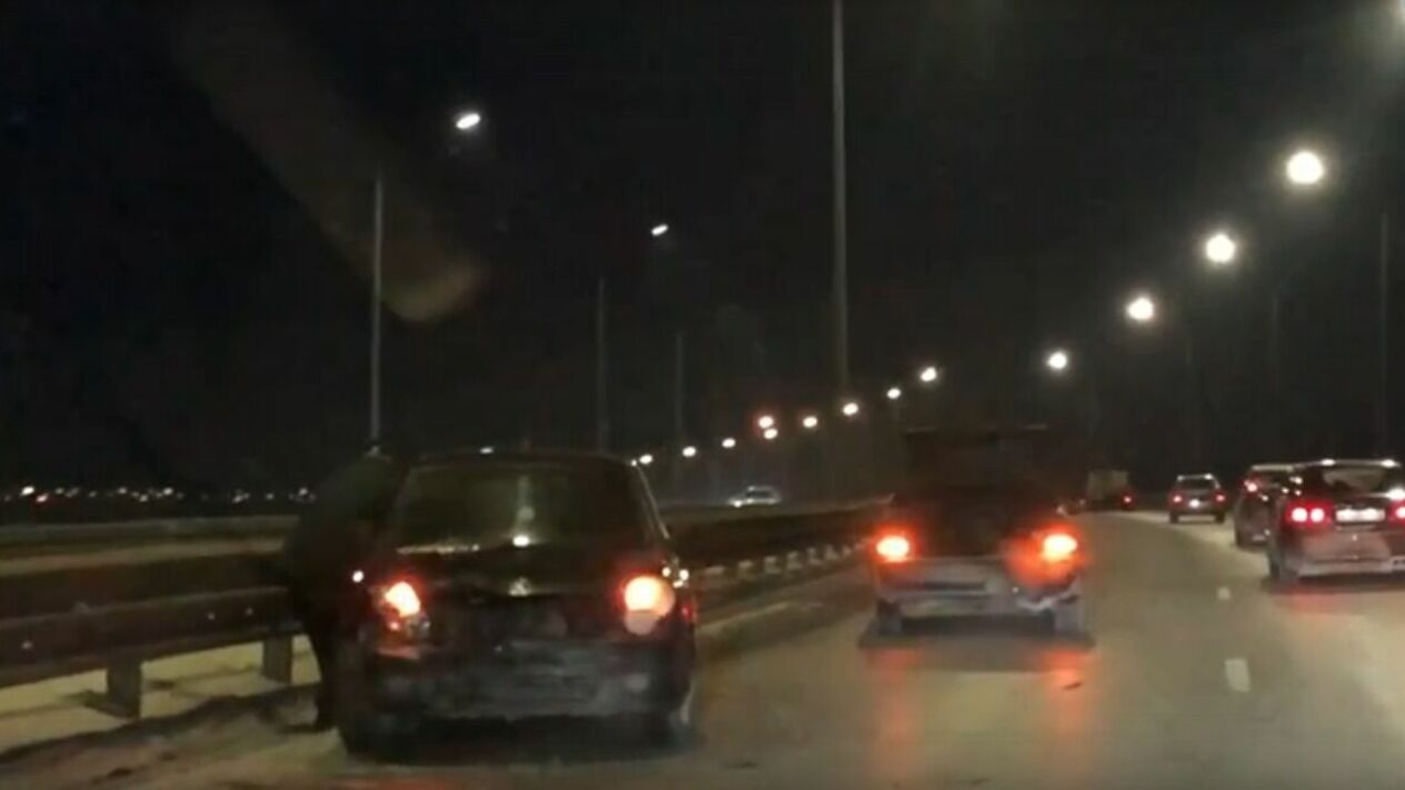 В Тюмени на Объездной дороге одну из машин развернуло на трассе. Видео