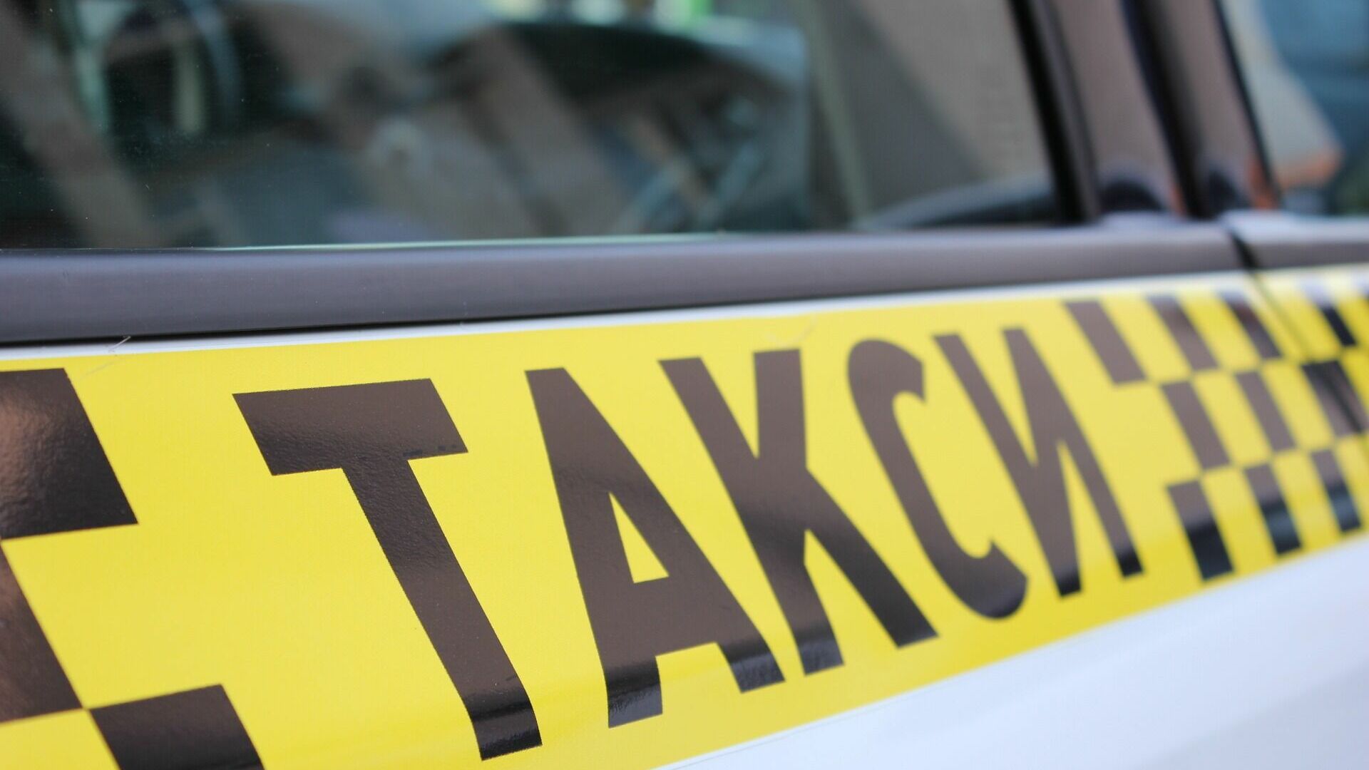 В Тюмени таксист ограбил заснувших пассажиров