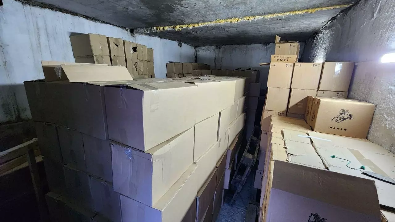 Тюменец хранил в гараже 5,7 тысячи литров контрафактного алкоголя.