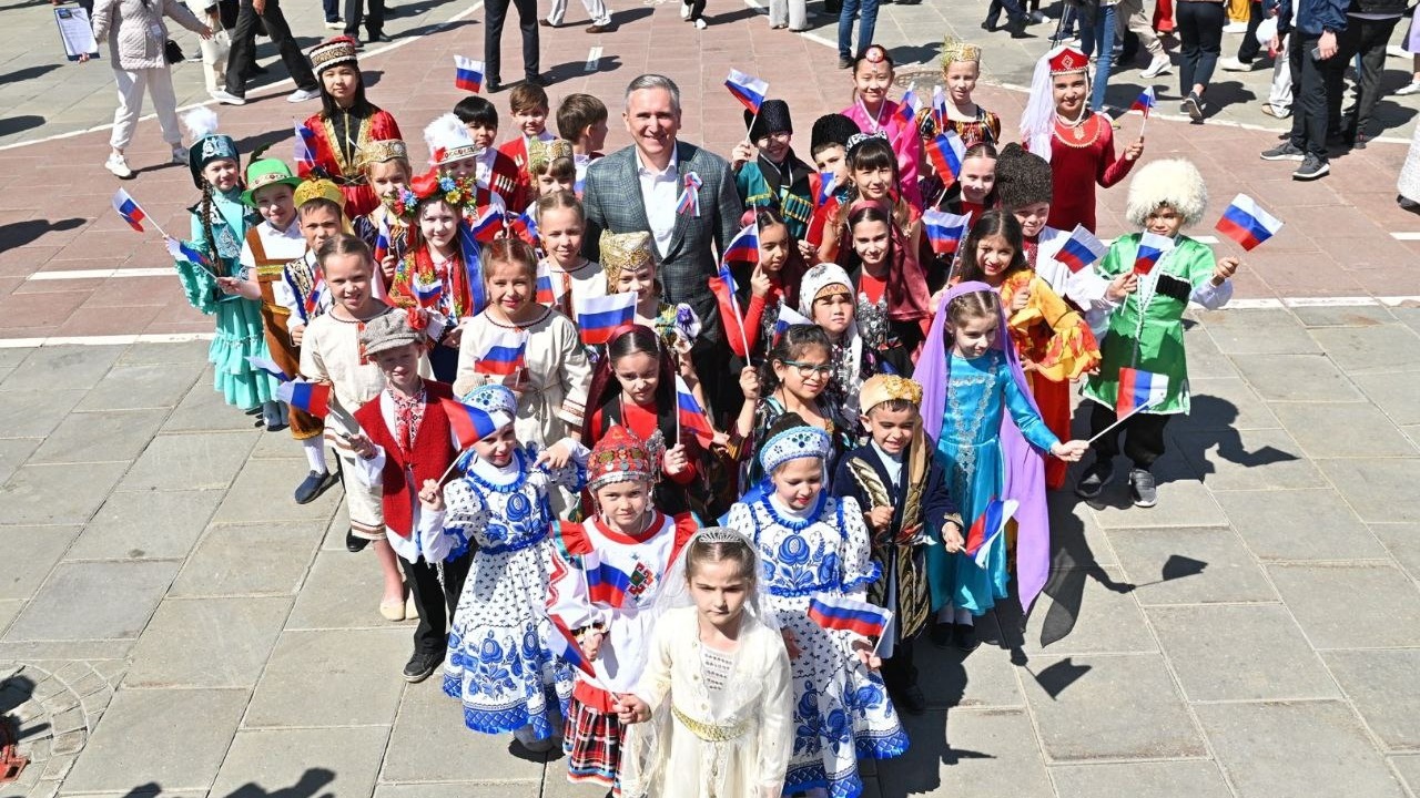 Казахи нагадали тюменскому губернатору Моору разные испытания и большую удачу