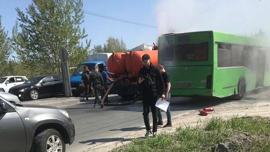 В Тюмени на Западносибирской загорелся автобус. Фото