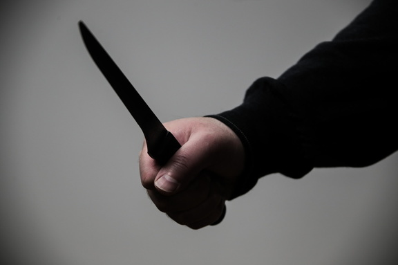 В Тюмени мужчина с ножом ограбил магазин и ранил покупателя