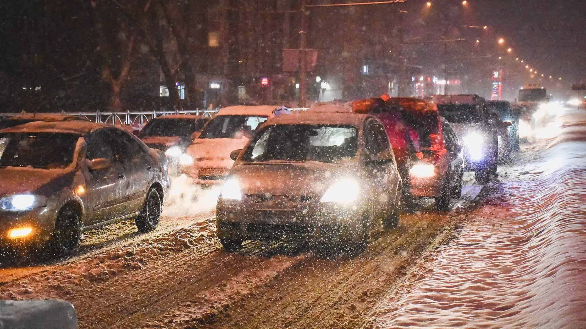 Тюмень в снежный вечер сковали многокилометровые пробки