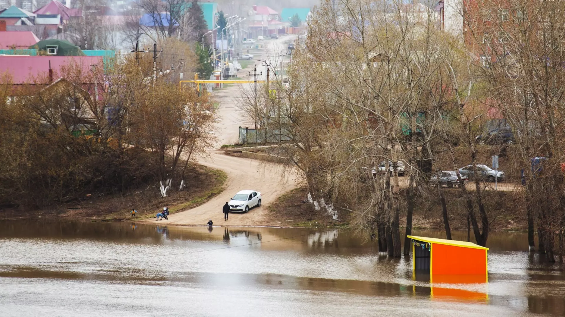 Вода стремительно подступает к тюменскому селу Казанское