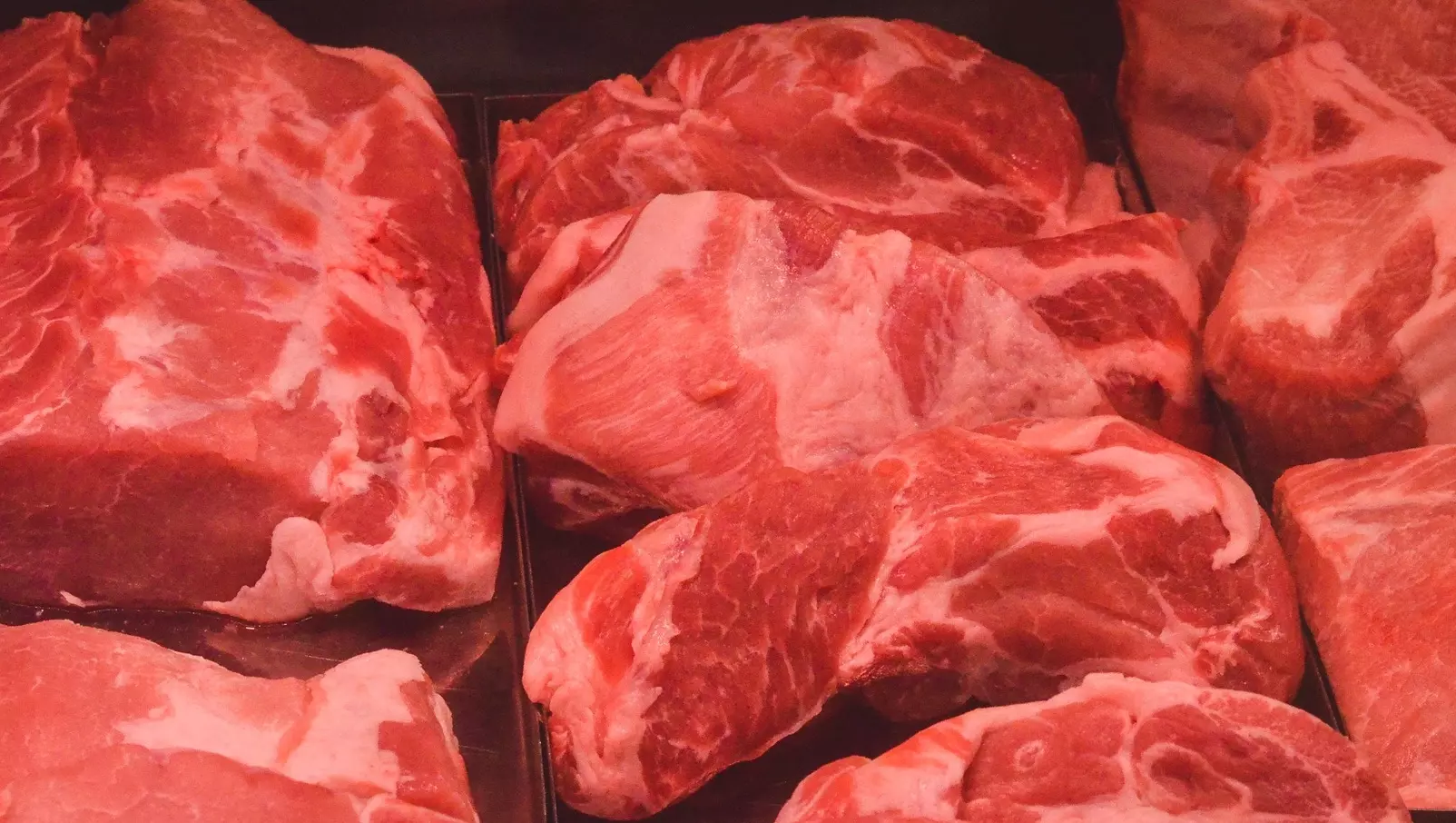 В тюменском дворе жители целый год находят странные куски мяса