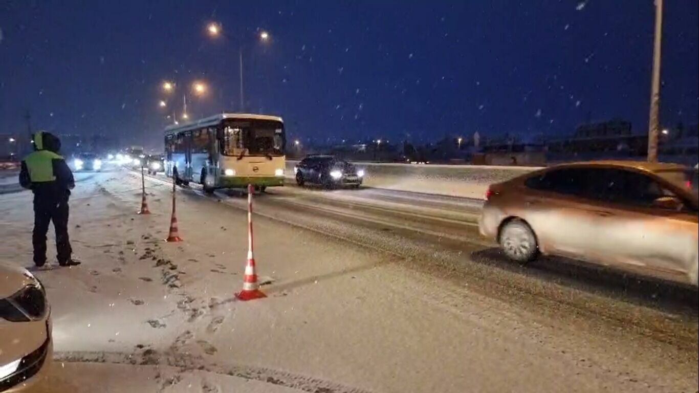 Трассу Тюмень - Ханты-Мансийск перекрыли для грузовиков из-за метели