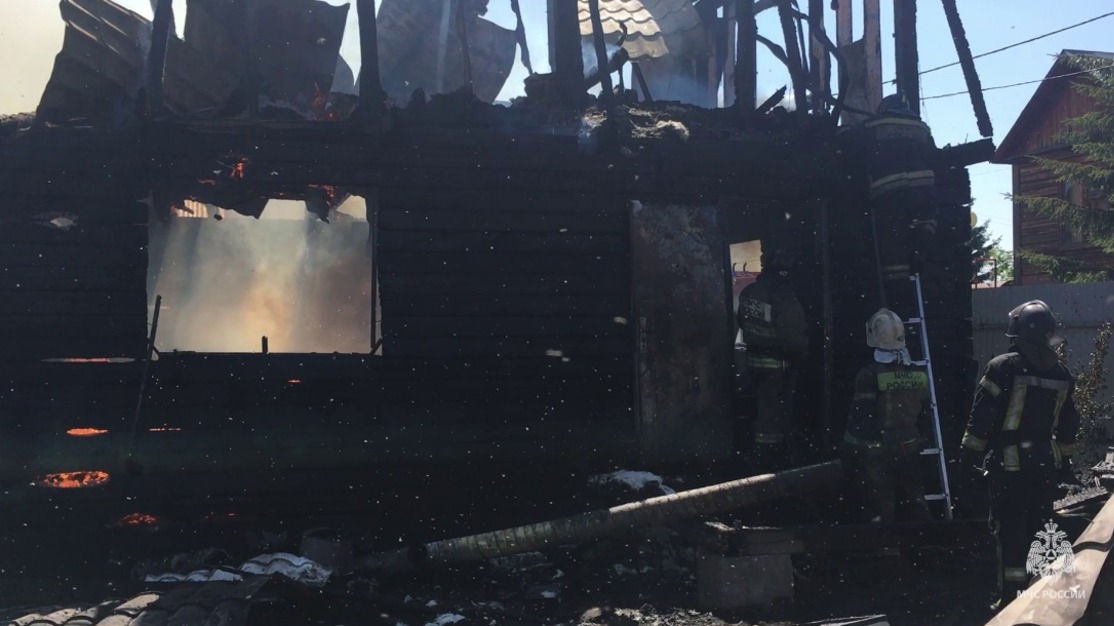 В тюменском СНТ «Липовый остров» сгорел деревянный дом. Фото