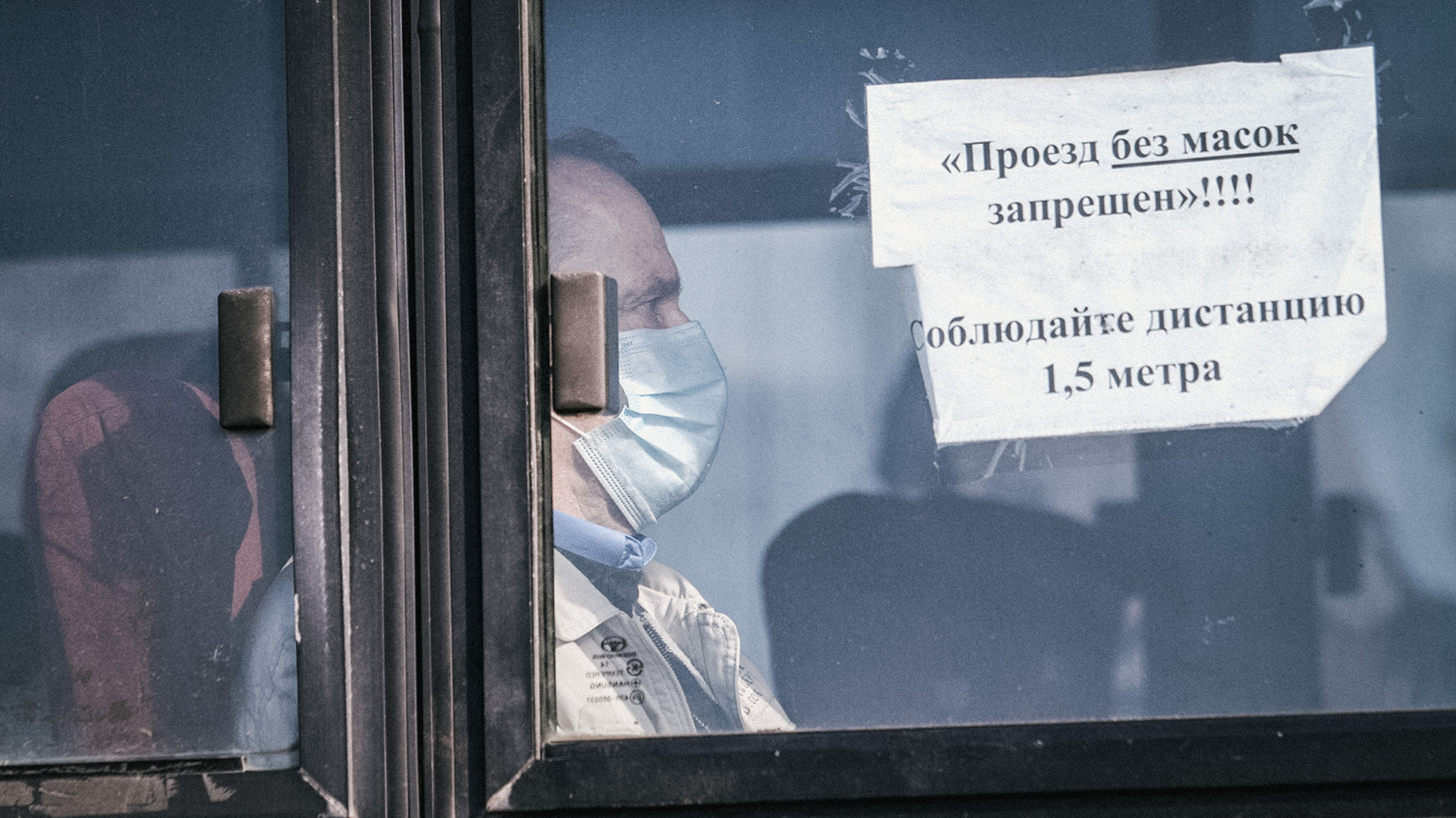 Жителям Тюменской области придется носить маски еще один месяц